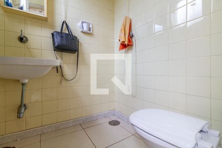 Casa à venda com 382m², 4 quartos e 4 vagas Casa à venda com 382m², 4 quartos e 4 vagasBanheiro de Serviço