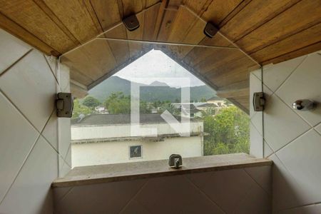 Casa de condomínio à venda com 329m², 4 quartos e 2 vagas Casa de condomínio à venda com 329m², 4 quartos e 2 vagasBanheiro do Sótão Janela