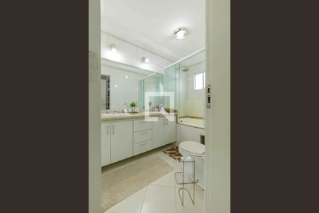 Casa de condomínio à venda com 329m², 4 quartos e 2 vagas Casa de condomínio à venda com 329m², 4 quartos e 2 vagasBanheiro da Suíte 1