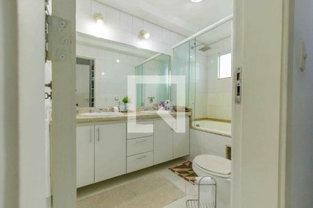 Casa de condomínio à venda com 329m², 4 quartos e 2 vagas Casa de condomínio à venda com 329m², 4 quartos e 2 vagasBanheiro da Suíte 1