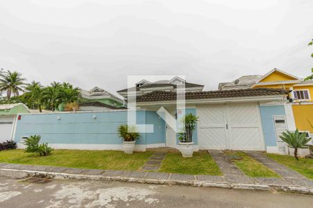 Casa de condomínio à venda com 329m², 4 quartos e 2 vagas Casa de condomínio à venda com 329m², 4 quartos e 2 vagasFachada