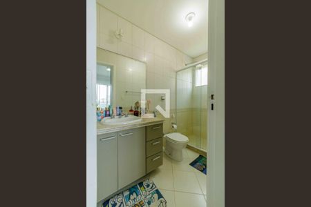 Casa de condomínio à venda com 329m², 4 quartos e 2 vagas Casa de condomínio à venda com 329m², 4 quartos e 2 vagasBanheiro da Suíte 3