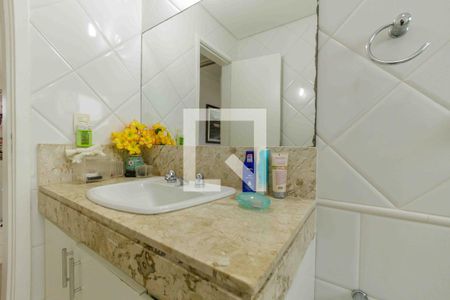 Casa de condomínio à venda com 329m², 4 quartos e 2 vagas Casa de condomínio à venda com 329m², 4 quartos e 2 vagasBanheiro da Suíte 2