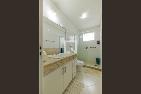 Casa de condomínio à venda com 329m², 4 quartos e 2 vagas Casa de condomínio à venda com 329m², 4 quartos e 2 vagasBanheiro da Suíte 2