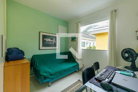 Casa de condomínio à venda com 329m², 4 quartos e 2 vagas Casa de condomínio à venda com 329m², 4 quartos e 2 vagasQuarto