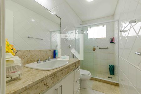 Casa de condomínio à venda com 329m², 4 quartos e 2 vagas Casa de condomínio à venda com 329m², 4 quartos e 2 vagasBanheiro da Suíte 2