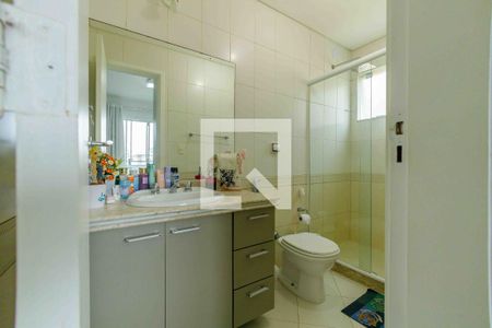 Casa de condomínio à venda com 329m², 4 quartos e 2 vagas Casa de condomínio à venda com 329m², 4 quartos e 2 vagasBanheiro da Suíte 3