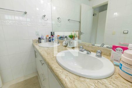 Casa de condomínio à venda com 329m², 4 quartos e 2 vagas Casa de condomínio à venda com 329m², 4 quartos e 2 vagasBanheiro da Suíte 1