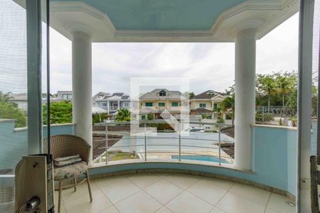 Casa de condomínio à venda com 329m², 4 quartos e 2 vagas Casa de condomínio à venda com 329m², 4 quartos e 2 vagasVaranda da Suíte 2