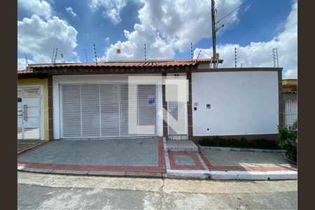 Casa à venda com 183m², 3 quartos e 3 vagas Casa à venda com 183m², 3 quartos e 3 vagasFachada