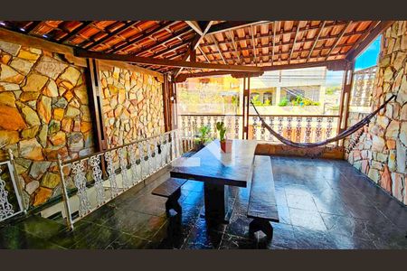 Casa à venda com 310m², 4 quartos e 2 vagas Casa à venda com 310m², 4 quartos e 2 vagasÁrea Externa