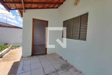 Casa à venda com 50m², 2 quartos e 5 vagas Casa à venda com 50m², 2 quartos e 5 vagasQuintal