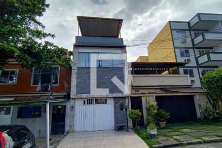 Casa à venda com 104m², 4 quartos e 2 vagas Casa à venda com 104m², 4 quartos e 2 vagasfachada