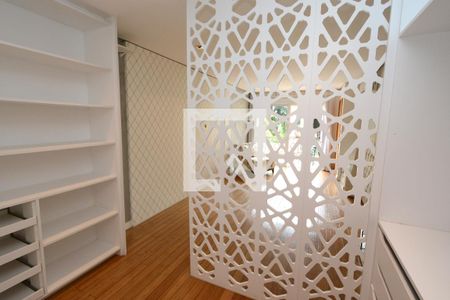 Casa de condomínio à venda com 300m², 4 quartos e 4 vagasCloset da suíte 1