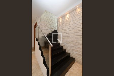 Casa de condomínio à venda com 300m², 4 quartos e 4 vagasEscada