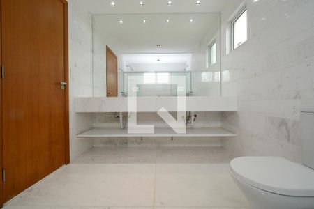 Casa de condomínio à venda com 300m², 4 quartos e 4 vagasBanheiro da Suíte 1