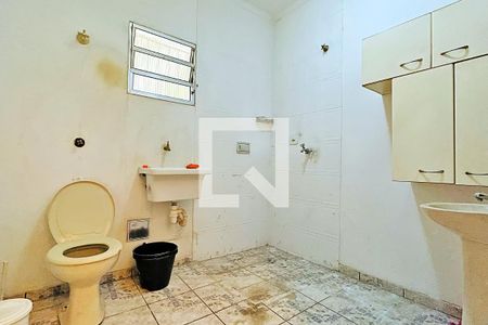Casa à venda com 287m², 3 quartos e 4 vagas Casa à venda com 287m², 3 quartos e 4 vagasBanheiro da Edícula