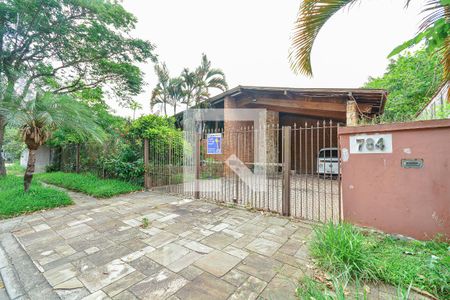 Casa à venda com 600m², 4 quartos e 1 vaga Casa à venda com 600m², 4 quartos e 1 vagaFachada