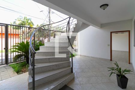 Casa de condomínio à venda com 587m², 4 quartos e 6 vagas Casa de condomínio à venda com 587m², 4 quartos e 6 vagasEntrada