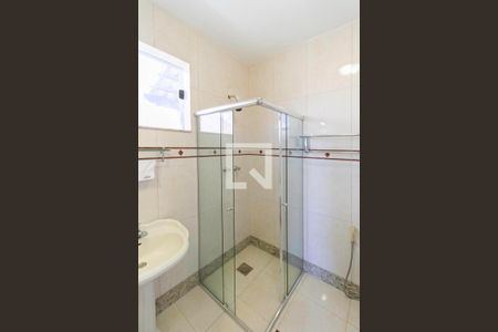 Casa de condomínio à venda com 587m², 4 quartos e 6 vagas Casa de condomínio à venda com 587m², 4 quartos e 6 vagasBanheiro da suíte 4