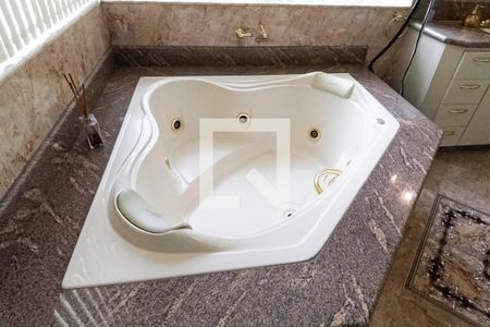 Casa de condomínio à venda com 587m², 4 quartos e 6 vagas Casa de condomínio à venda com 587m², 4 quartos e 6 vagasBanheiro da suíte 2