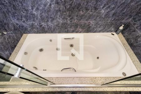 Casa de condomínio à venda com 587m², 4 quartos e 6 vagas Casa de condomínio à venda com 587m², 4 quartos e 6 vagasBanheiro da suíte 3