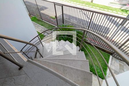 Casa de condomínio à venda com 587m², 4 quartos e 6 vagas Casa de condomínio à venda com 587m², 4 quartos e 6 vagasEscada