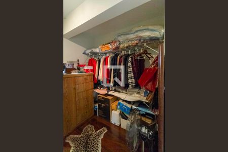 Casa de condomínio à venda com 587m², 4 quartos e 6 vagas Casa de condomínio à venda com 587m², 4 quartos e 6 vagasCloset 2 da suíte 2