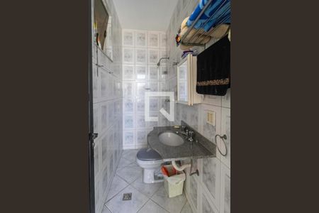 Casa de condomínio à venda com 587m², 4 quartos e 6 vagas Casa de condomínio à venda com 587m², 4 quartos e 6 vagasBanheiro área externa