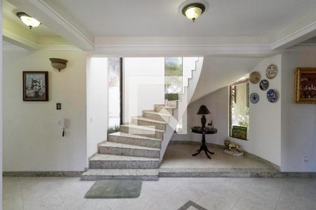 Casa de condomínio à venda com 587m², 4 quartos e 6 vagas Casa de condomínio à venda com 587m², 4 quartos e 6 vagasEntrada