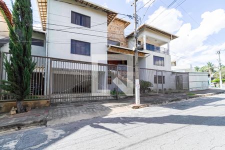 Casa de condomínio à venda com 587m², 4 quartos e 6 vagas Casa de condomínio à venda com 587m², 4 quartos e 6 vagasFachada