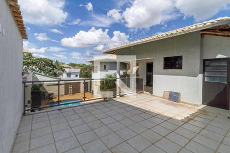 Casa de condomínio à venda com 587m², 4 quartos e 6 vagas Casa de condomínio à venda com 587m², 4 quartos e 6 vagasVaranda da suíte 3