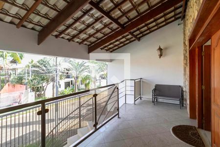 Casa de condomínio à venda com 587m², 4 quartos e 6 vagas Casa de condomínio à venda com 587m², 4 quartos e 6 vagasVaranda