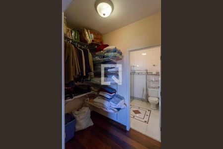 Casa de condomínio à venda com 587m², 4 quartos e 6 vagas Casa de condomínio à venda com 587m², 4 quartos e 6 vagasCloset da suíte 4