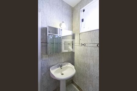 Casa de condomínio à venda com 587m², 4 quartos e 6 vagas Casa de condomínio à venda com 587m², 4 quartos e 6 vagasBanheiro da suíte 1