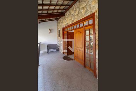 Casa de condomínio à venda com 587m², 4 quartos e 6 vagas Casa de condomínio à venda com 587m², 4 quartos e 6 vagasVaranda