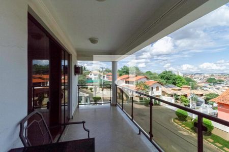 Casa de condomínio à venda com 587m², 4 quartos e 6 vagas Casa de condomínio à venda com 587m², 4 quartos e 6 vagasVaranda da suíte 2