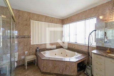 Casa de condomínio à venda com 587m², 4 quartos e 6 vagas Casa de condomínio à venda com 587m², 4 quartos e 6 vagasBanheiro da suíte 2