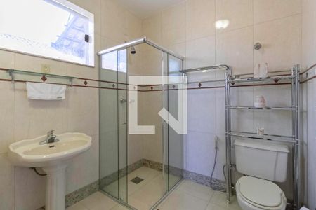 Casa de condomínio à venda com 587m², 4 quartos e 6 vagas Casa de condomínio à venda com 587m², 4 quartos e 6 vagasBanheiro da suíte 4