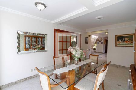 Casa de condomínio à venda com 587m², 4 quartos e 6 vagas Casa de condomínio à venda com 587m², 4 quartos e 6 vagasSala de Jantar