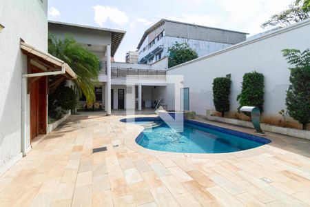 Casa de condomínio à venda com 587m², 4 quartos e 6 vagas Casa de condomínio à venda com 587m², 4 quartos e 6 vagasPiscina