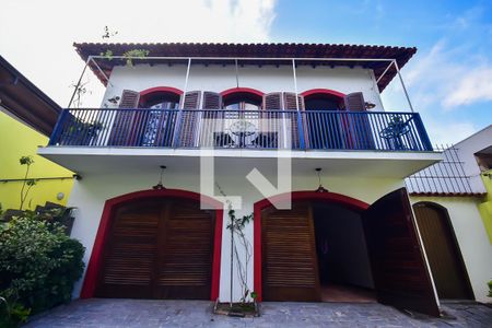 Casa à venda com 360m², 4 quartos e 5 vagas Casa à venda com 360m², 4 quartos e 5 vagasFachada