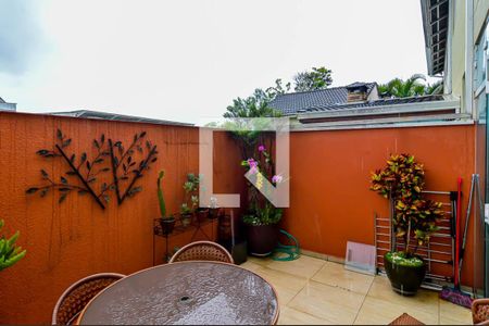 Casa de condomínio à venda com 96m², 3 quartos e 2 vagas Casa de condomínio à venda com 96m², 3 quartos e 2 vagasQuintal