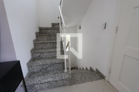 Casa de condomínio à venda com 150m², 3 quartos e 2 vagasEscadas