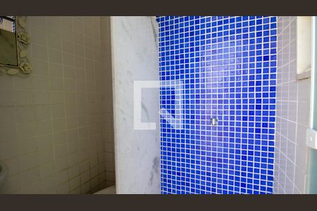 Casa de condomínio à venda com 289m², 5 quartos e 3 vagas Casa de condomínio à venda com 289m², 5 quartos e 3 vagasBanheiro do Quintal