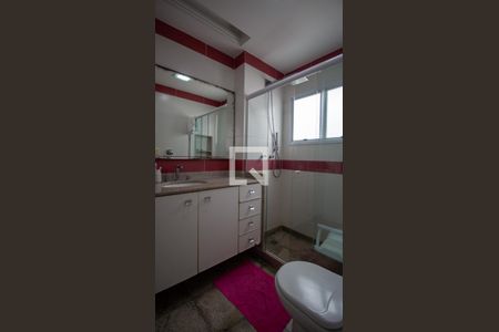 Casa de condomínio à venda com 289m², 5 quartos e 3 vagas Casa de condomínio à venda com 289m², 5 quartos e 3 vagasBanheiro da Suíte 4