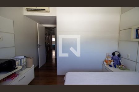 Casa de condomínio à venda com 289m², 5 quartos e 3 vagas Casa de condomínio à venda com 289m², 5 quartos e 3 vagasSuíte 4