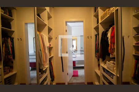 Casa de condomínio à venda com 289m², 5 quartos e 3 vagas Casa de condomínio à venda com 289m², 5 quartos e 3 vagasCloset da Suíte 3