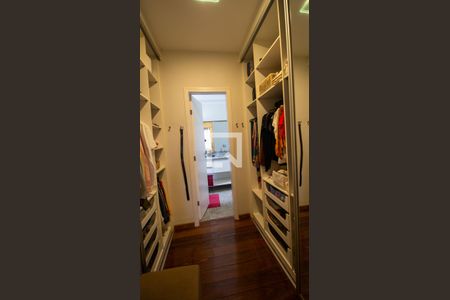 Casa de condomínio à venda com 289m², 5 quartos e 3 vagas Casa de condomínio à venda com 289m², 5 quartos e 3 vagasCloset da Suíte 3