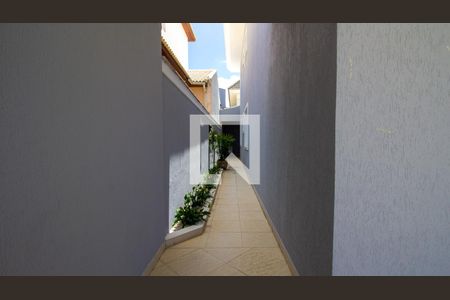 Casa de condomínio à venda com 289m², 5 quartos e 3 vagas Casa de condomínio à venda com 289m², 5 quartos e 3 vagasCorredor lateral